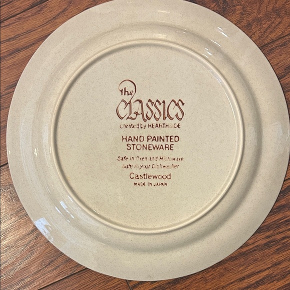 Vgt Hearthside Castlewood dinner plates. Hand painted stoneware Japan. - Picture 10 of 11